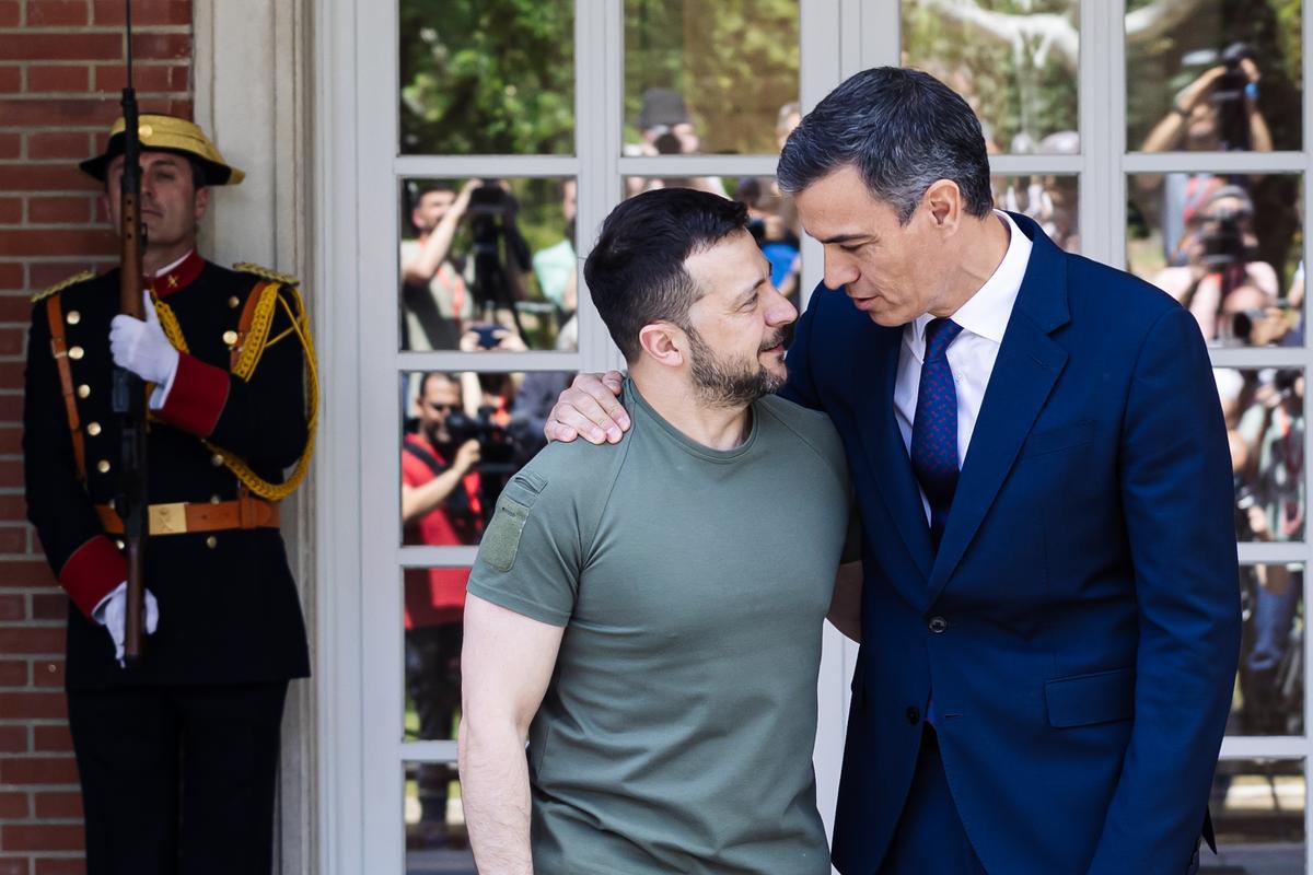 Volodimir Zelenski i Pedro Sánchez se saluden a La Moncloa