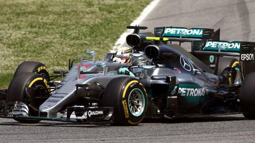 Hamilton y Rosberg abandonaron en la primera vuelta tras chocar.