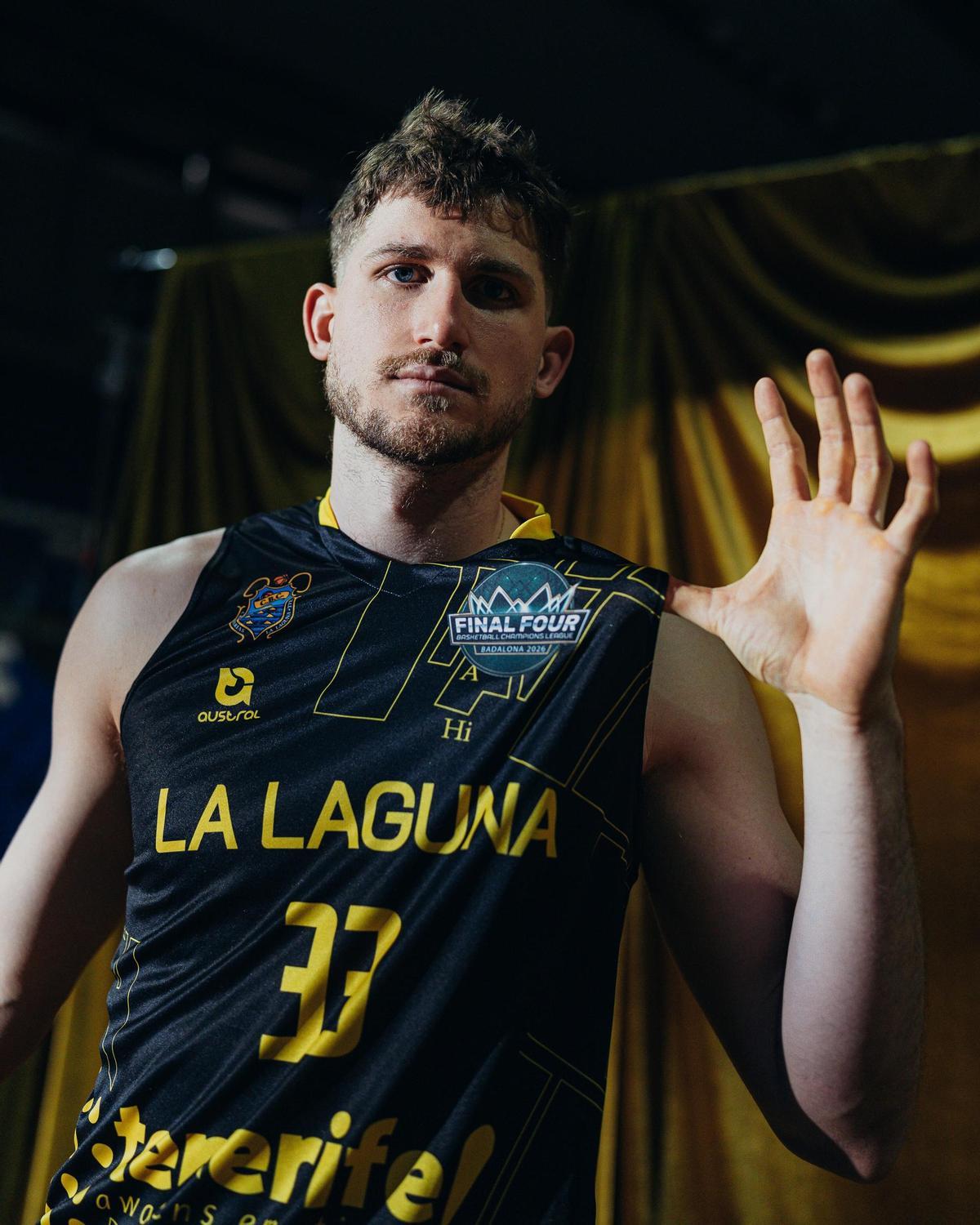 Héctor Alderete, con la camiseta que usará el CB Canarias en la Final Four.