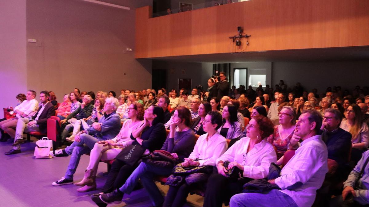 El público llenó el salón de actos del Ayuntamiento de Torrent