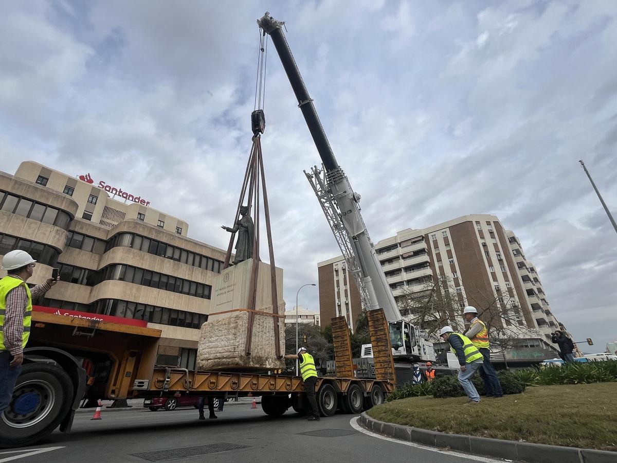 Traslado de la estatua del Padre Arnáiz por las obras del metro de Málaga.