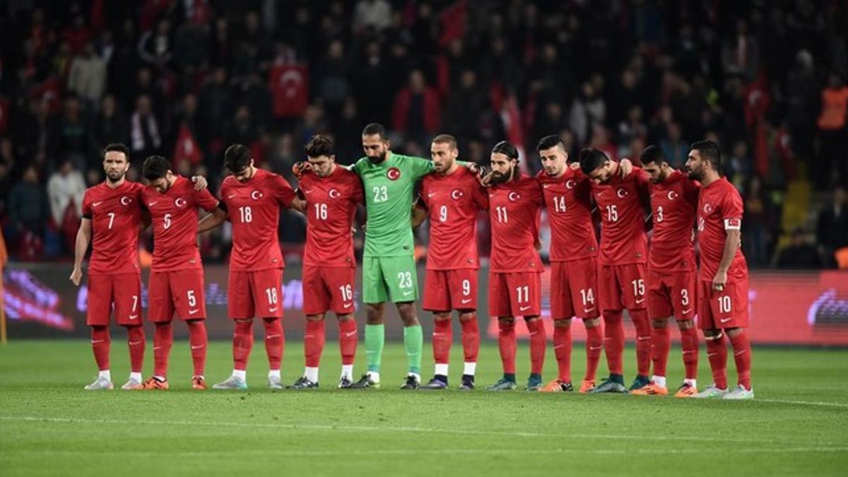 Los jugadores turcos respetan el minuto de silencio antes del partido de ayer, en Estambul.