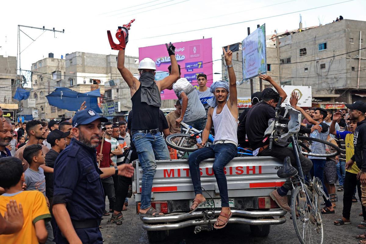 Palestinos celebran su vuelta, tras cruzar la valla fronteriza con Israel desde Khan Yunis, en la Franja de Gaza