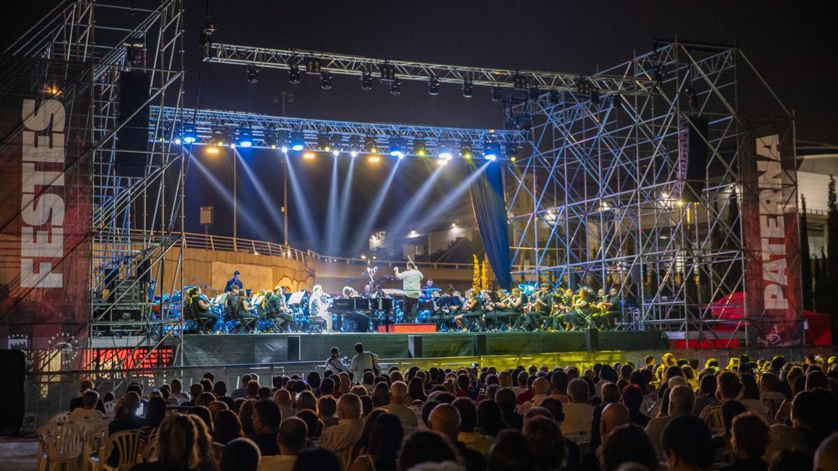 Una imagen de archivo de un concierto en el parking Los Naranjos de Paterna en fiestas.