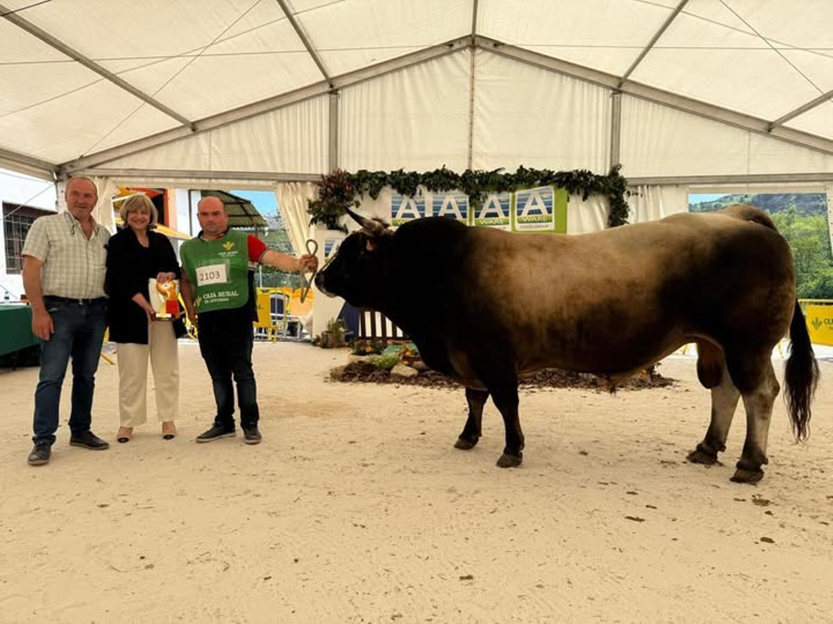 "Soñador", gran campeón de tipo culón, recibe el premio de manos de la directora general Rocío Huerta.