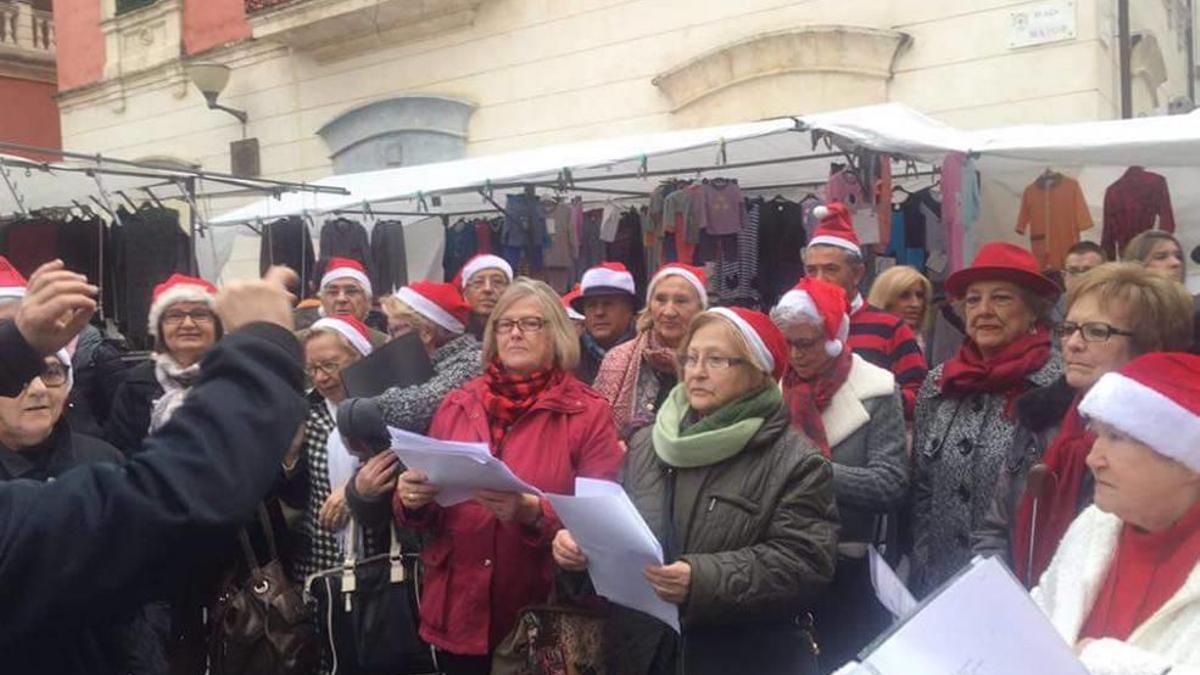 La coral canta villancicos por la calle