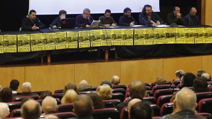 Miembros de la AVV de Chapela, Marea de Vigo, Gañamos, PSOE y BNG de Redondela, anoche en la asamblea en el multiusos. // R. Grobas