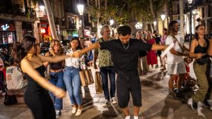 Una pareja bailando en el paseo del Born, en Barcelona.
