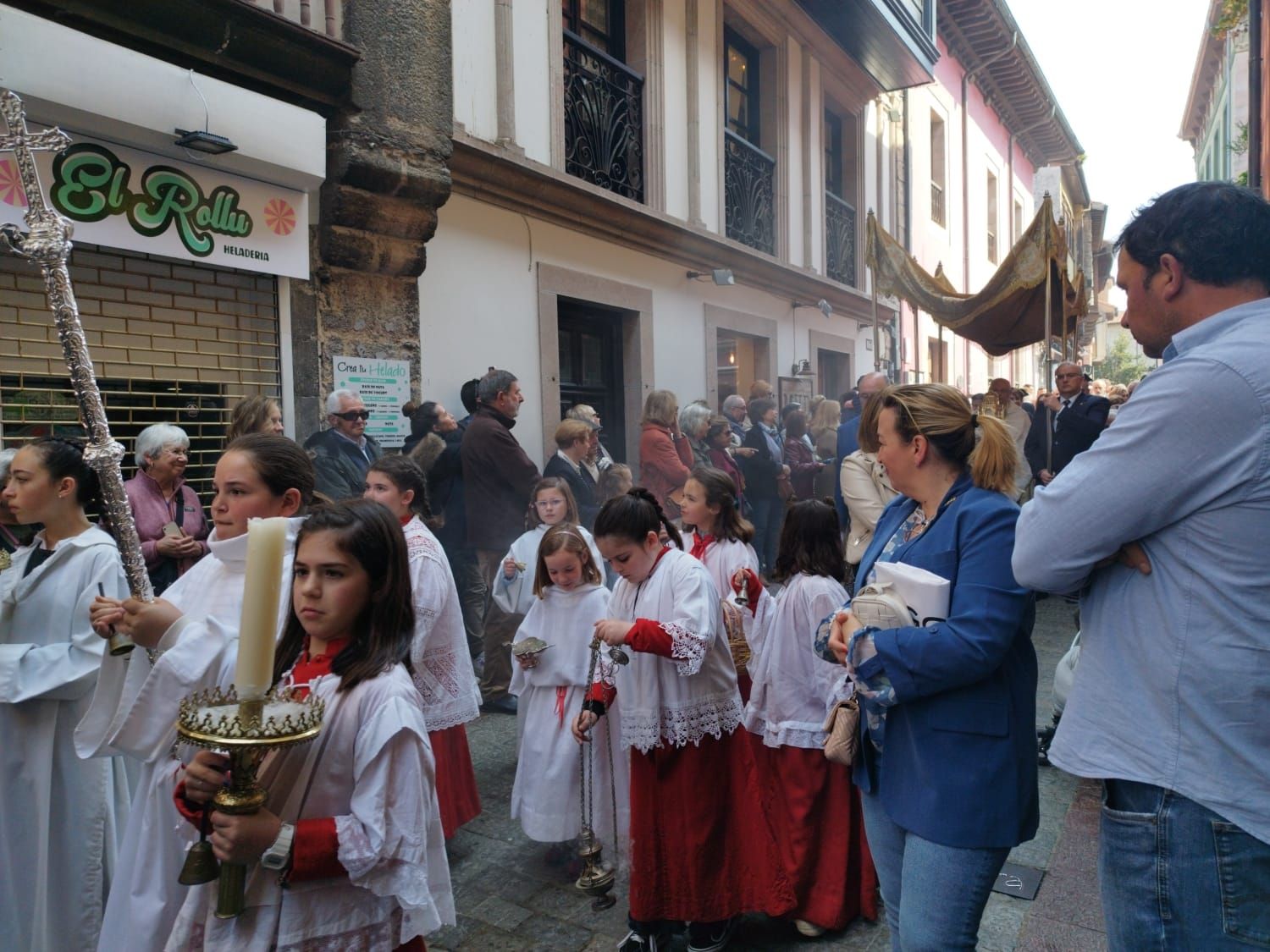 Emocionante procesión del Santo Encuentro en Llanes