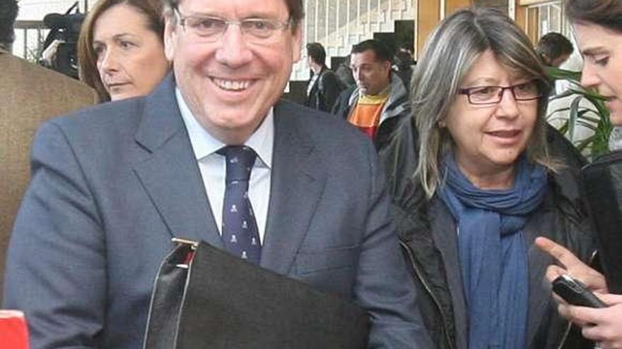 Gabriel Mato junto a Rosa Quintana. / j. de arcos