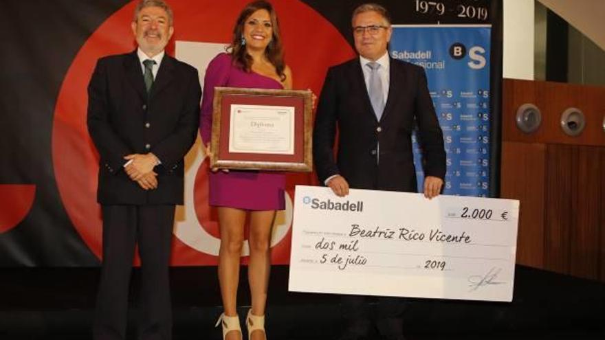 Beatriz Rico recoge el premio del Colegio de Economistas.