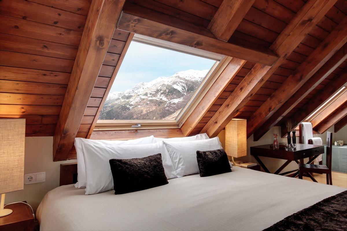 Todas las habitaciones del hotel cuentan con vistas panorámicas de los Pirineos
