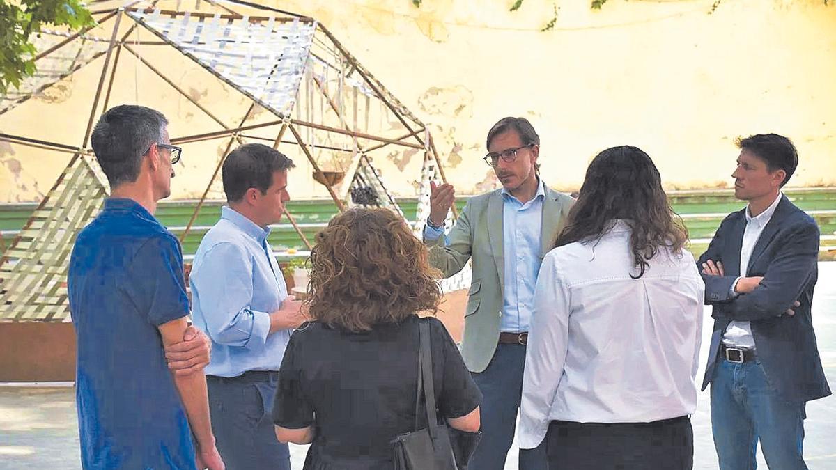 El director general de Infraestructuras Educativas y representantes municipales, en la visita al Attilio Bruschetti.