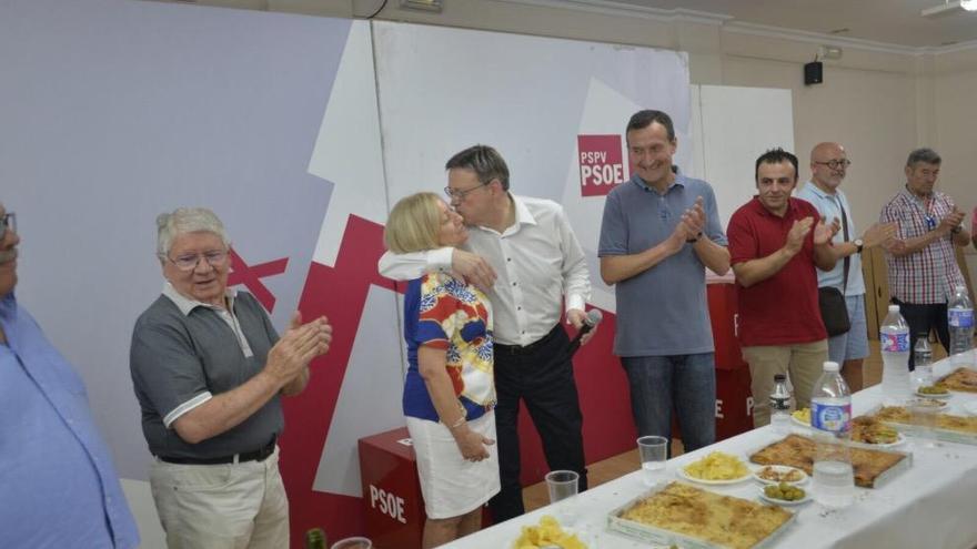 El presidente abraza a Maria Terese Sempere durante el almuerzo