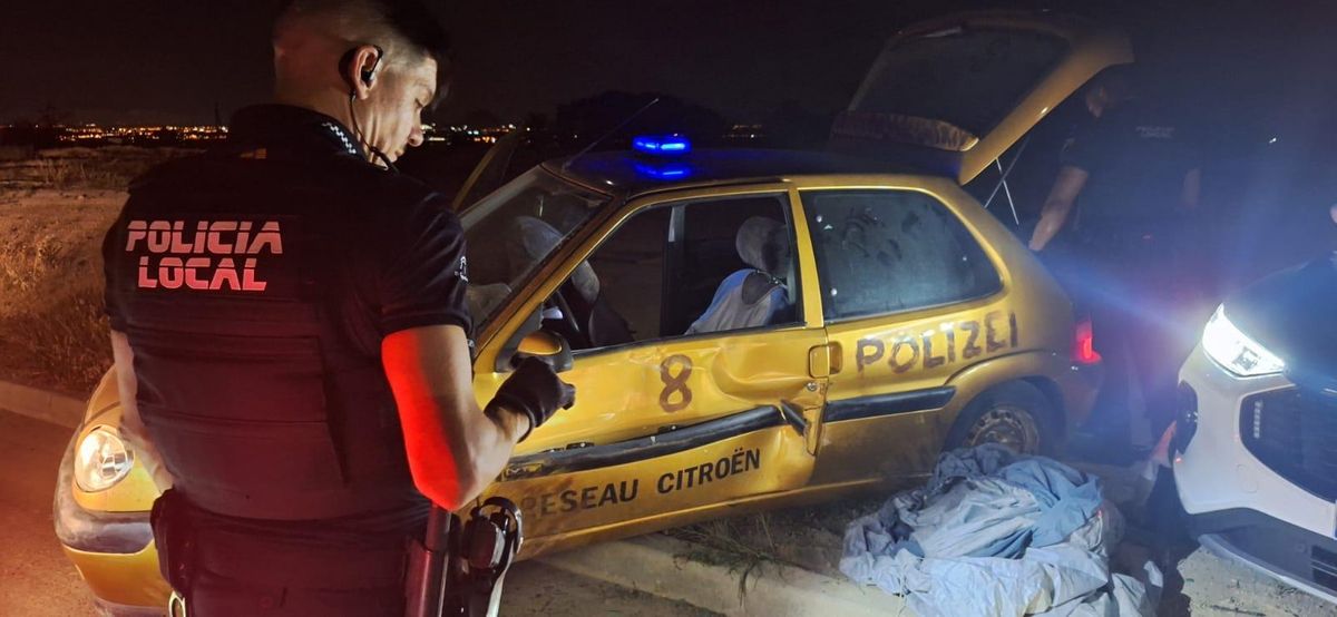 Policías junto al vehículo que conducía el arrestado