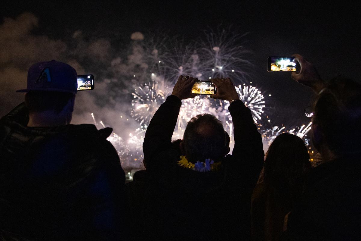 Fiesta para celebrar el paso del 2022 al 2023 junto a la Fuente Mágica de Montjuïc de Barcelona