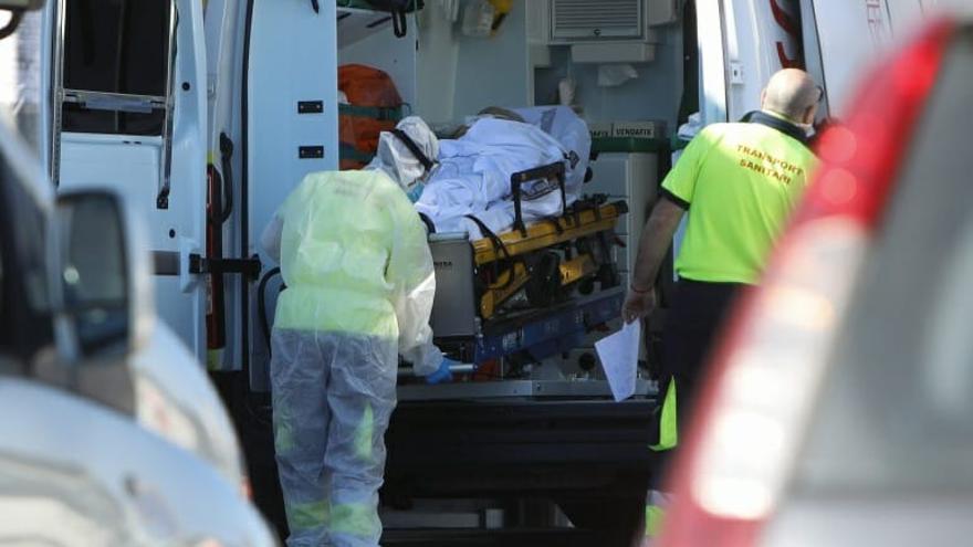 Sanitarios durante el ingreso de un paciente, protegidos con EPI ante el coronavirus en Valencia.