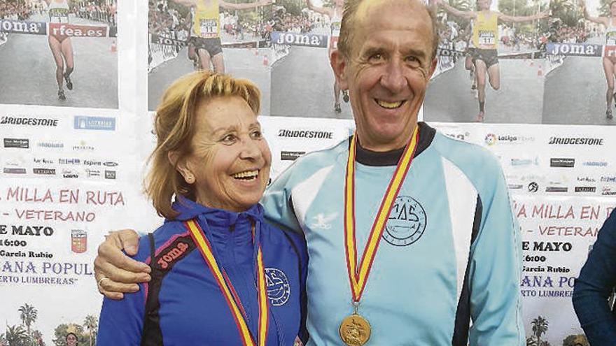 María Luisa y Eduardo, con las dos melladas de campeones de milla.