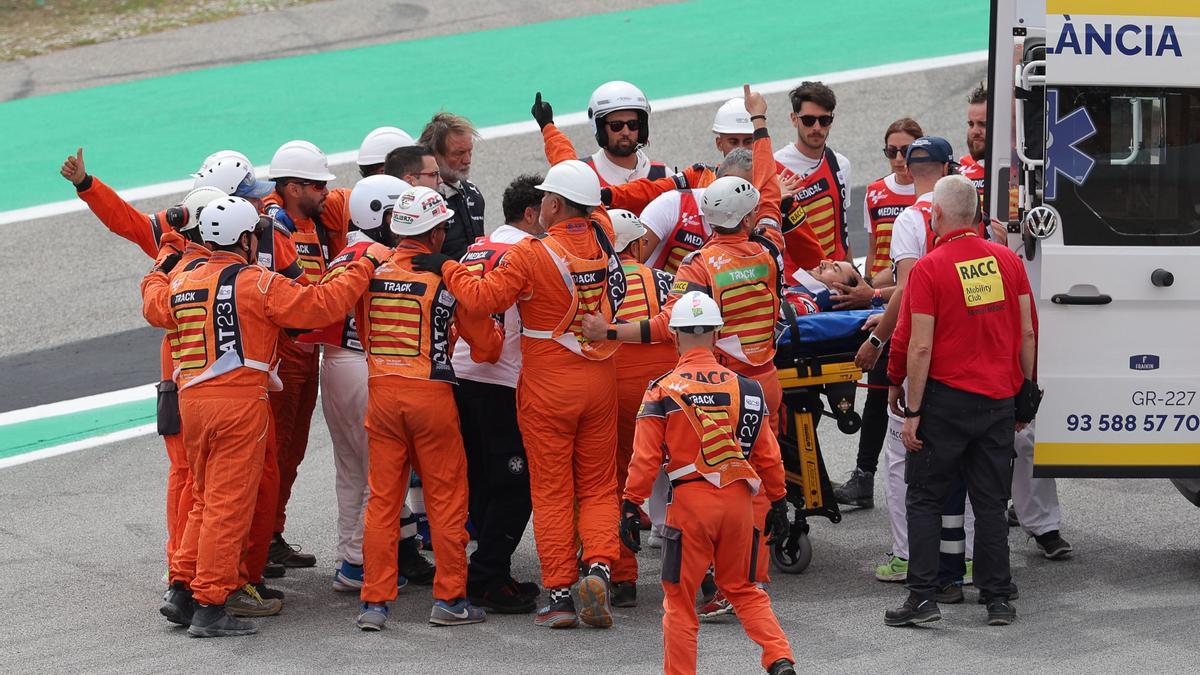 Los servicios médicos de Montmeló trasladan a Bagnaia al hospital.