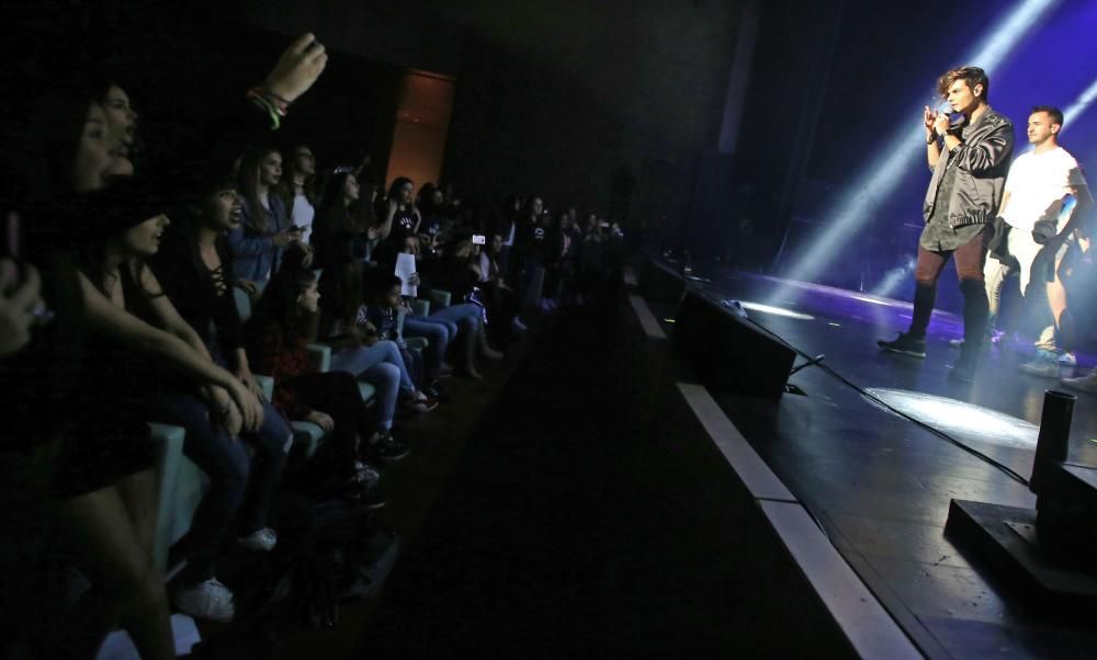 El cantante gaditano ofreció un concierto en el Auditorio Mar de Vigo ante sus incondicionales seguidoras