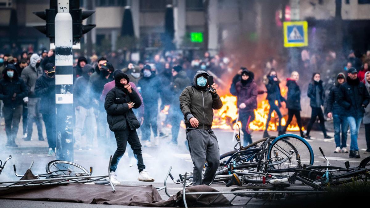 Decenas de manifestantes causan disturbios en Eidnhoven por las restricciones impuestas por el gobierno.