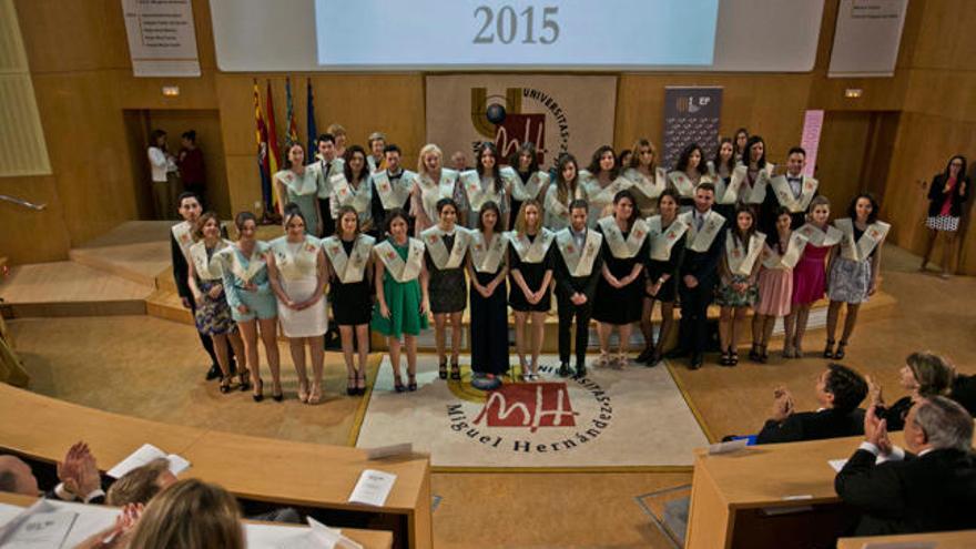 Uno de los grupos de alumnos que ayer recibieron la beca por sus estudios de protocolo.