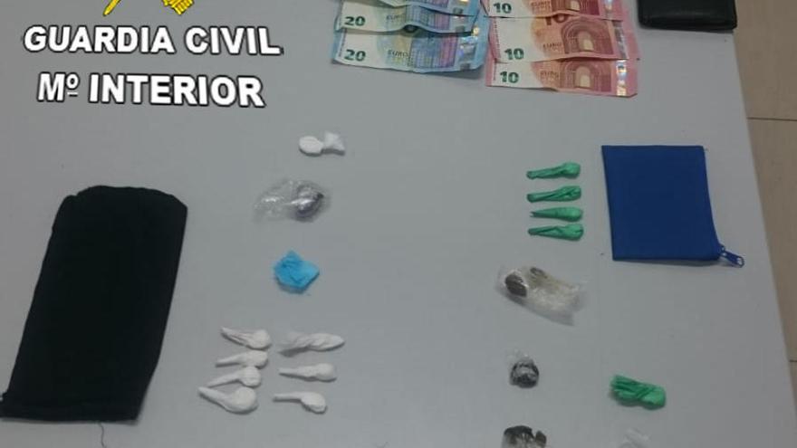 La droga y el dinero incautado en la detención.