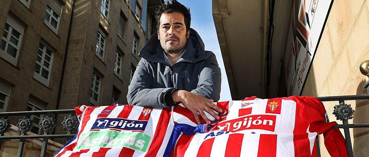 Chus Bravo, junto a dos camisetas que utilizó como jugador del Sporting