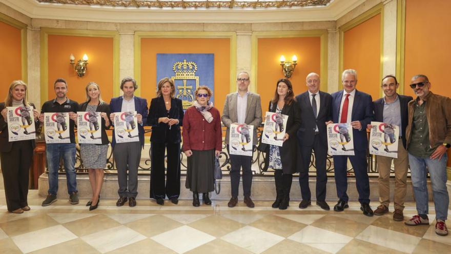 Por la izquierda, Ana Fonseca, directora de zona de Unicaja; David Martínez, de Gofit; Laura Abella, de Kids and us; David López, de Integra; Conchita Méndez, concejala de Deportes de Oviedo; Ladis García, del Teléfono de la Esperanza; Esteban Abarquero, de Los Alamos; Belen Pavón, de Astupersa Volkswagen; Álvaro Santamaría y Luis Carlos Tortajada, de Mapfre; Oscar Espiñeira, de Nokao; y el atleta Alberto Suárez Laso.  |