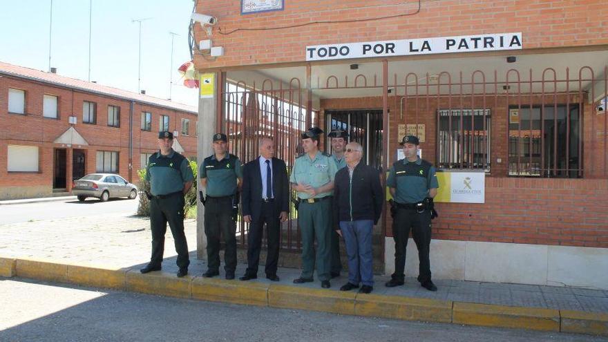 El subdelegado del Gobierno, Jerónimo García Bermejo, en el cuartel de la Guardia Civil de Villalpando.