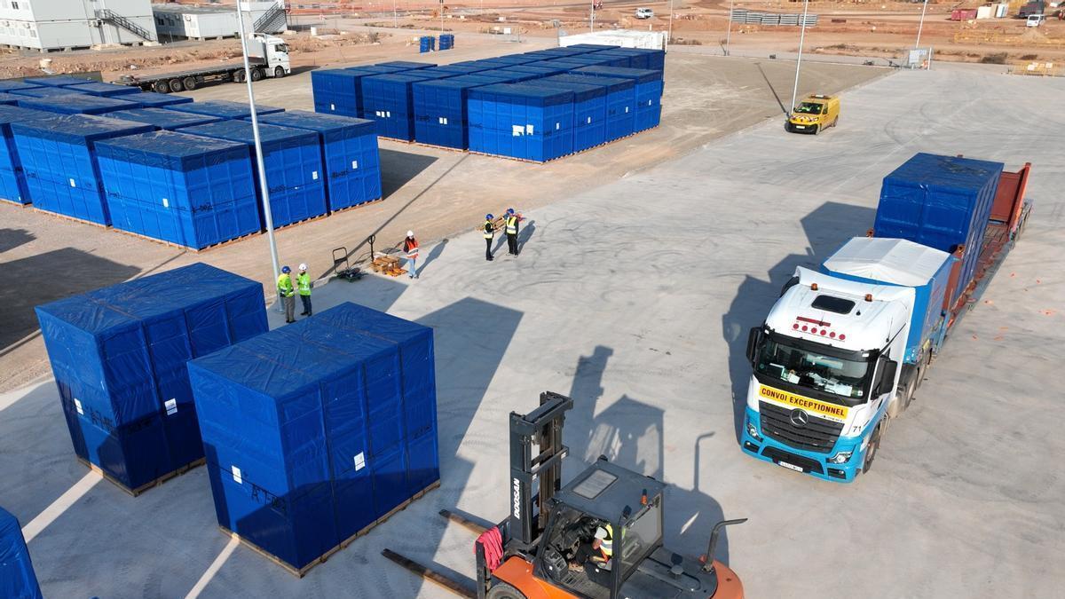 Llegan los primeros contenedores con la maquinaria para la gigafactoría de baterias de Volkswagen en Sagunt