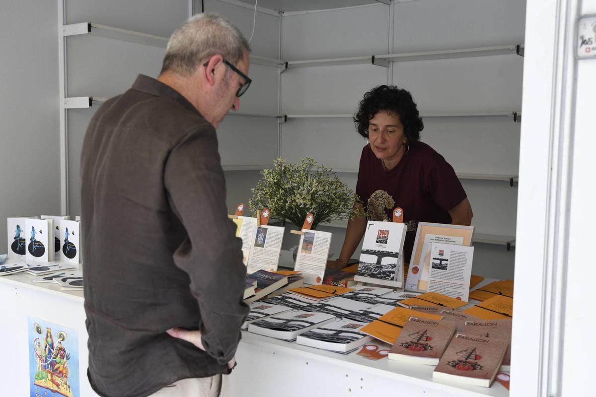 Feria del libro. Pregón a cargo de Dolores Fidalgo sobre Margarita Ferreras. Fotos del pregón y ambiente. La primera presentación es las 19.00 horas y lo presenta Ana Arias