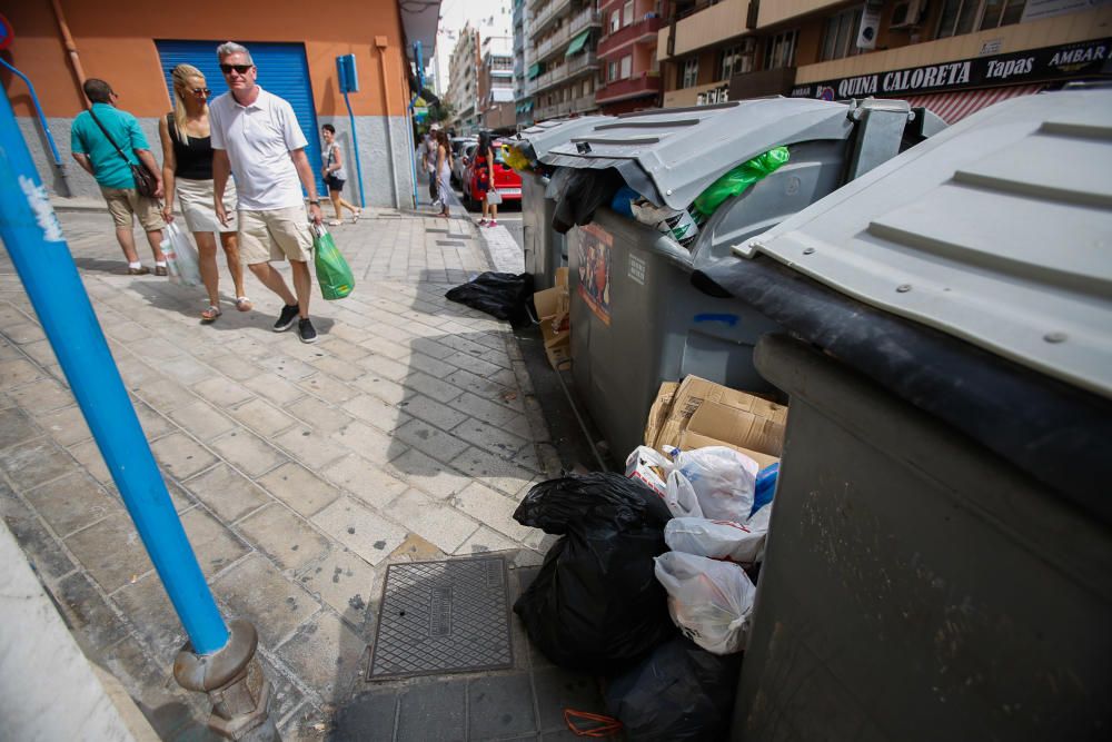 La basura vuelve a acumularse tras la segunda noche de huelga