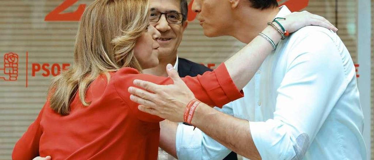 Susana Díaz y Pedro Sánchez se besan, en presencia de Patxi López, antes del comienzo del debate en la sede del PSOE en la calle Ferraz. // Efe