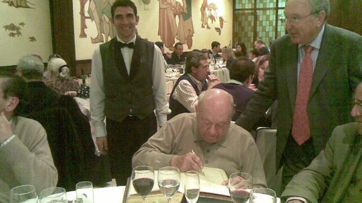 Gonzalo Alonso (de pie), a la derecha de Alfredo di Stéfano en una comida en el Rogelios en 2008.