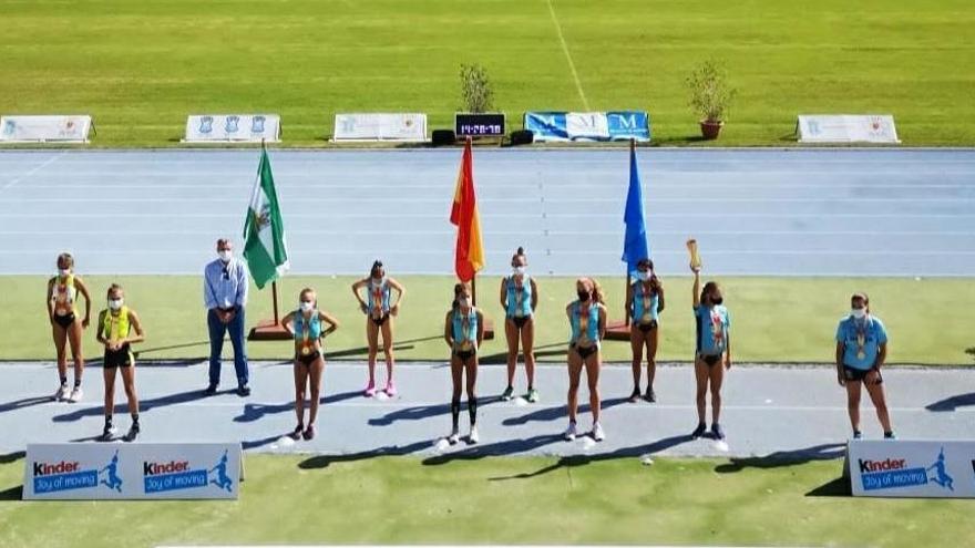 El equipo femenino posa después de proclamarse campeonas de España.