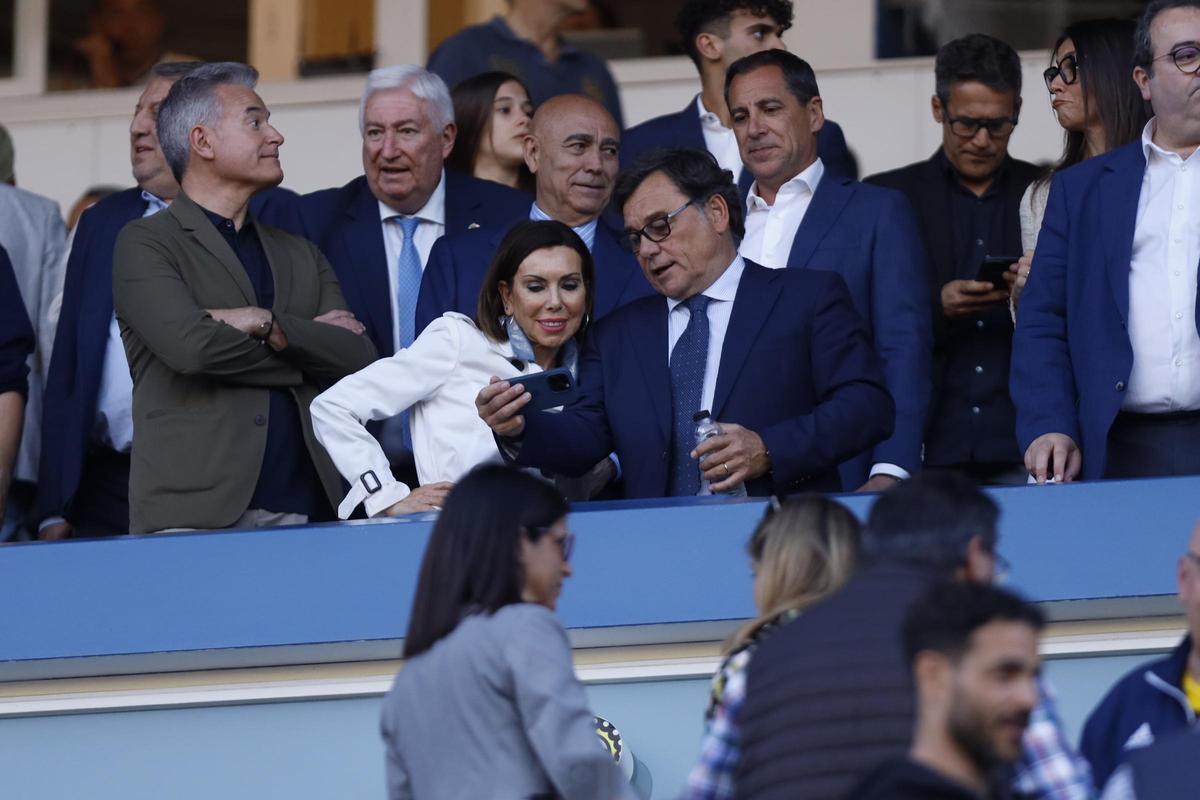 Raúl Sanllehí, junto a la presidenta de las Cortes Marta Fernández, en el palco de La Romareda el domingo.