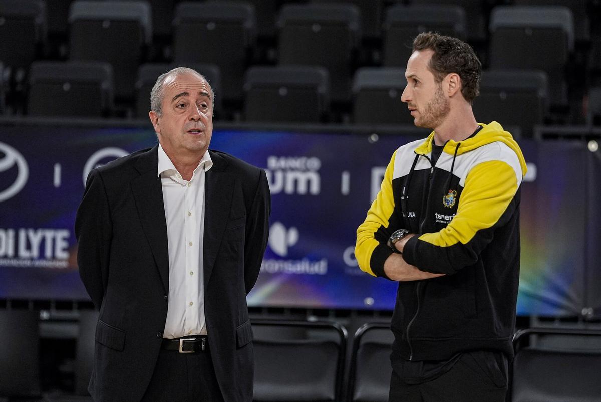 Huertas escucha a Vidorreta en un entrenamiento previo a la Copa del Rey de 2026.