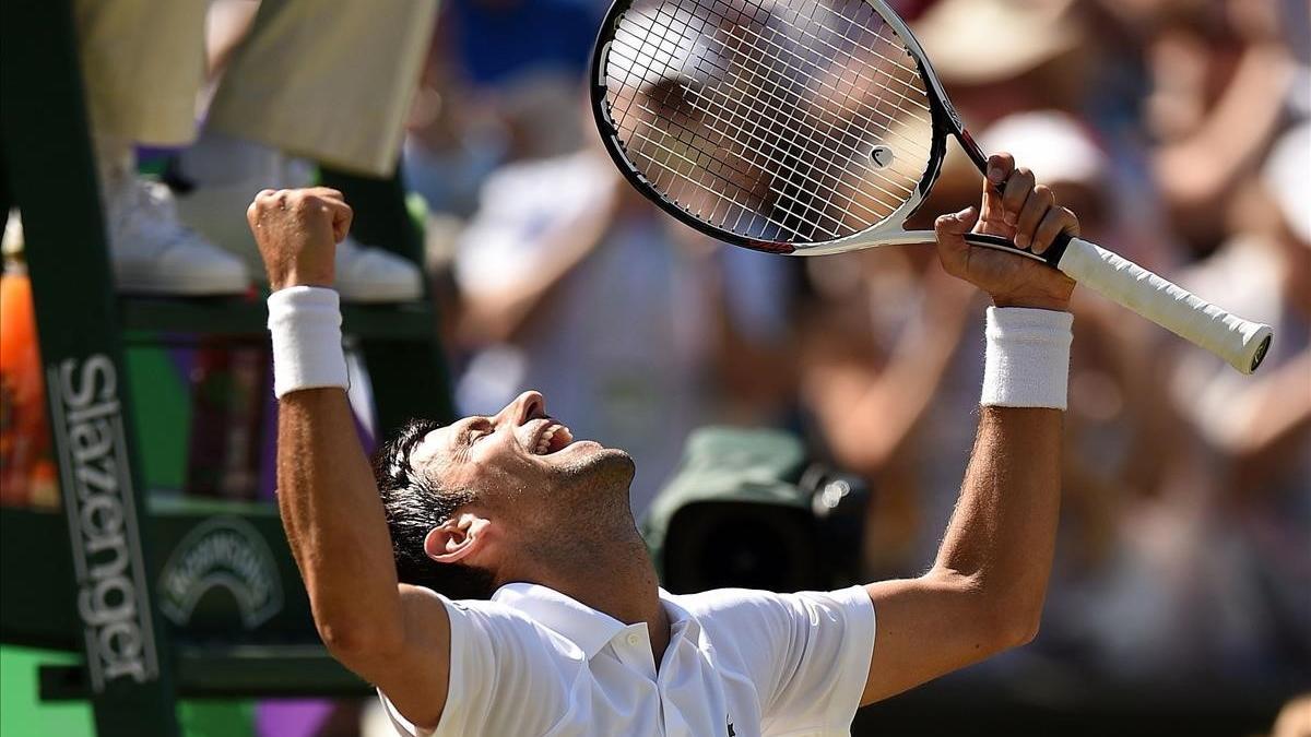 Djokovic celebra, a pie de pista, su triunfo en Wimbledon