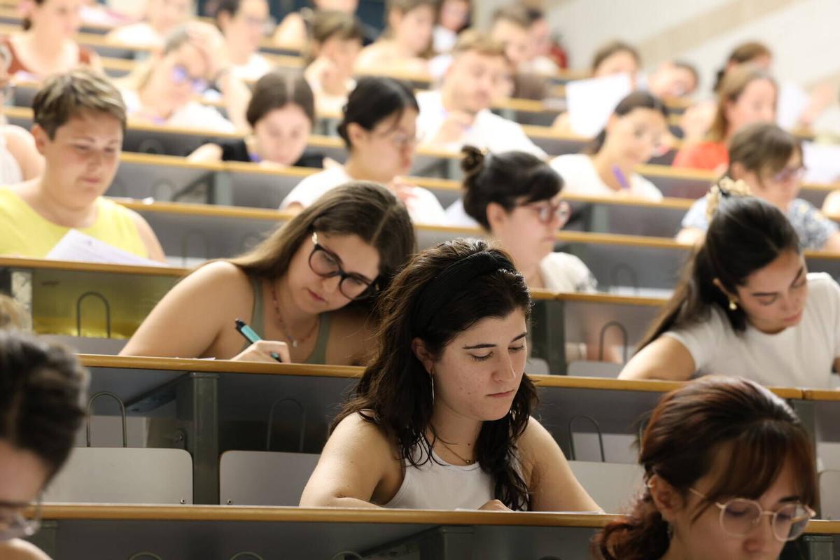 Más de 2.400 aspirantes a maestro se examinan en Córdoba
