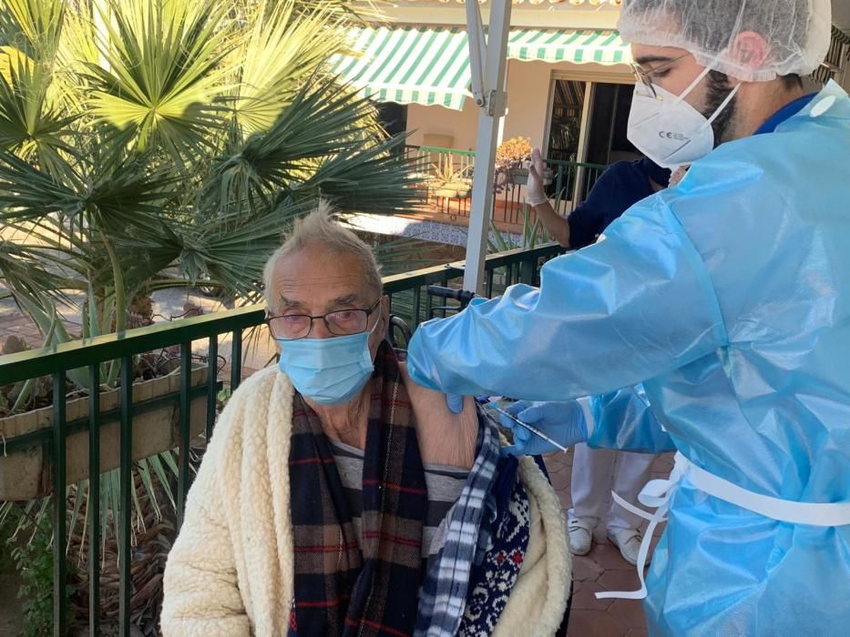 Primera vacuna en distrito Axarquía, Rudolf, alemán de 93 años, de la residencia Caleta del Sol, en Vélez.