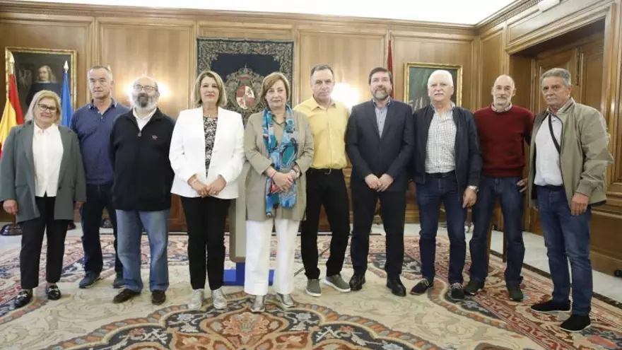 Quince despedidas y un sentido recuerdo: el homenaje a los jubilados del Ayuntamiento de Avilés