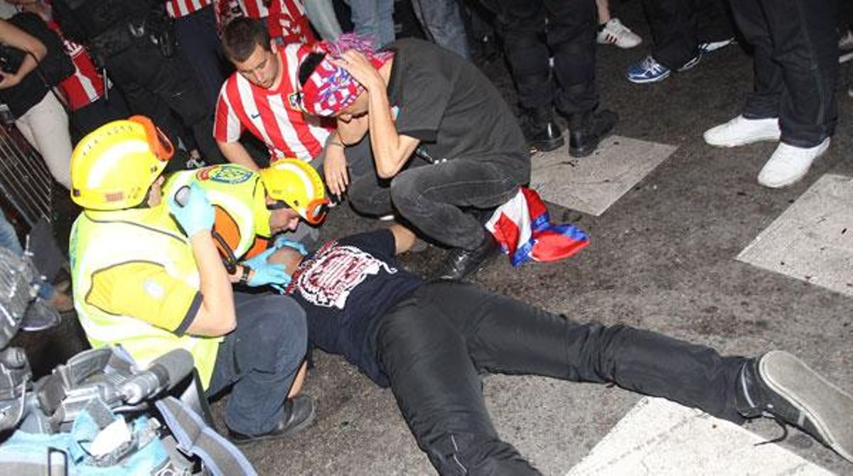 Enfrontaments a la plaça Neptuno quan la policia va intentar desallotjar-la després de la victòria de l’Atlètic a la Lliga Europa.