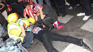 Enfrontaments a la plaça Neptuno quan la policia va intentar desallotjar-la després de la victòria de l’Atlètic a la Lliga Europa.