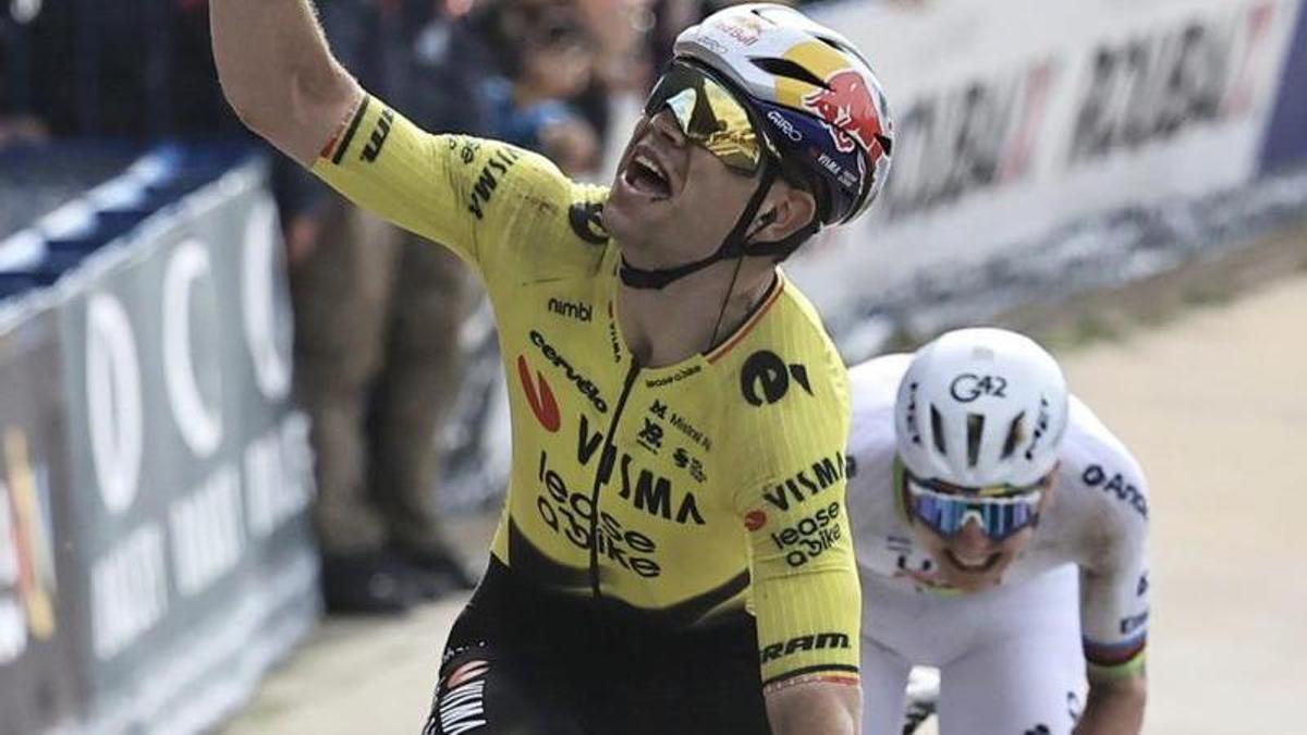 Wout van Aert celebra el seu triomf d’ahir a Roubaix davant Pogacar. | CHRISTOPHE PETIT TESSON / EFE