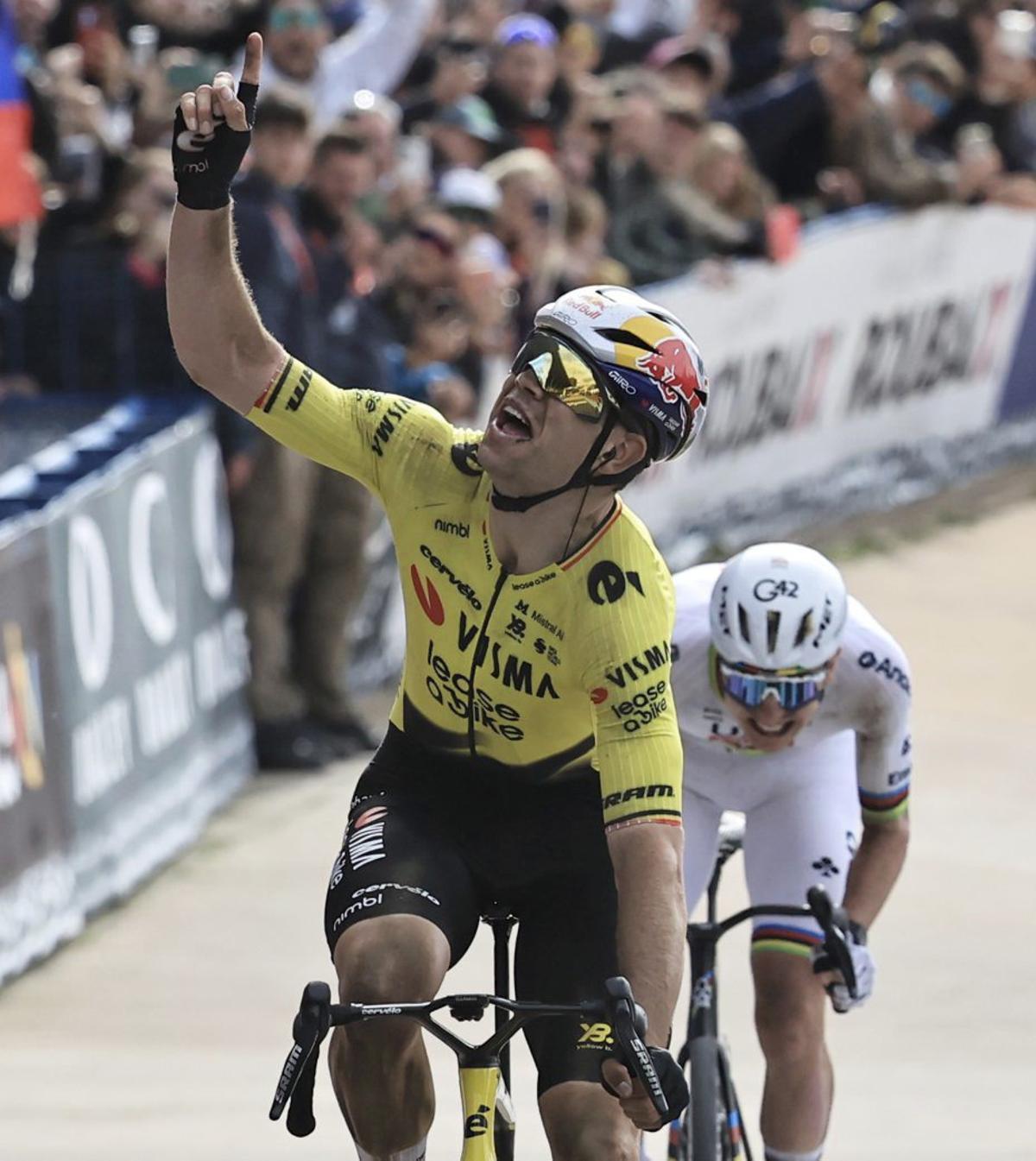 Van Aert completa una gesta a Roubaix davant un Pogacar enorme