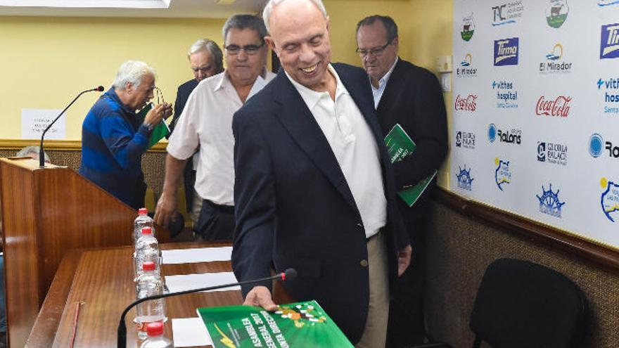 Antonio Suárez Santana se dispone a presidir la asamblea general de la FIFLP.