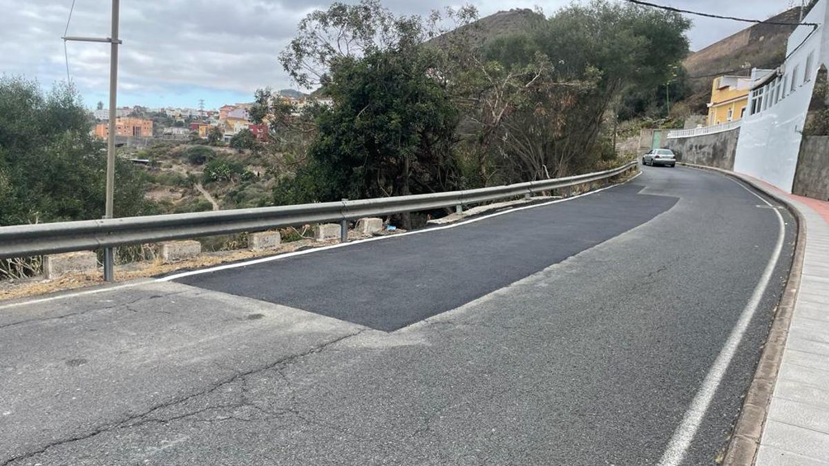 Vías y Obras reconstruye el muro de El Fondillo para evitar un derrumbe de la carretera.