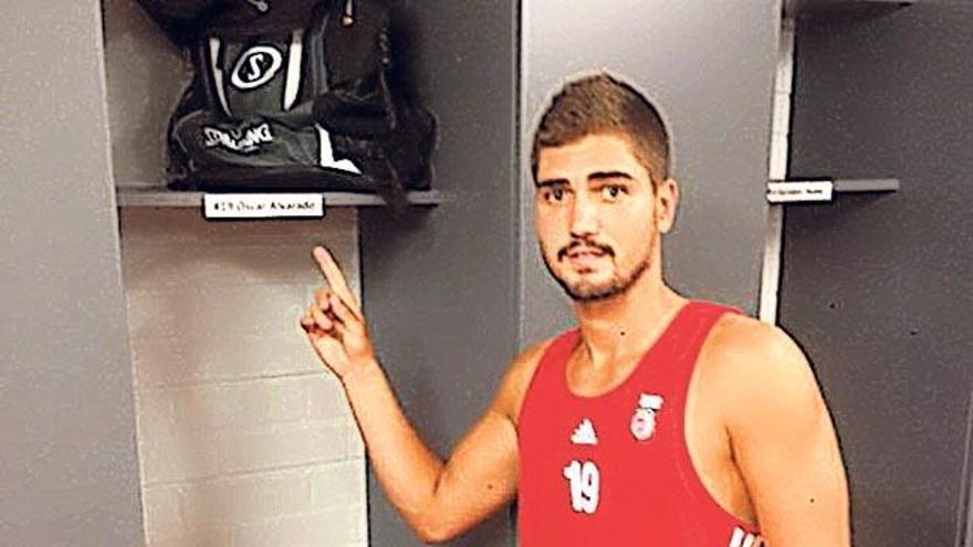 Óscar Alvarado muestra su taquilla en el vestuario del Brose Basket Bamberg.