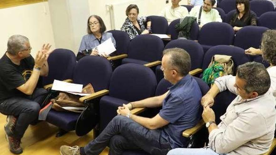 Reunión de profesores de Historia, ayer, en Santiago.